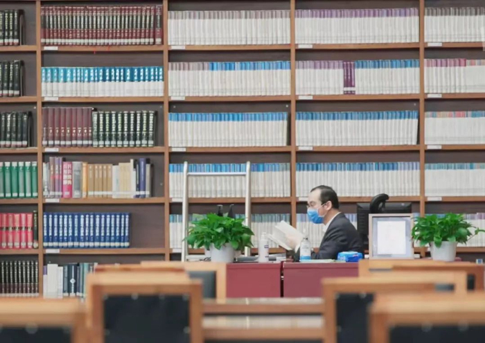 顾晓军在国图。图片除署名外均为《但是还有书籍》纪录片截图