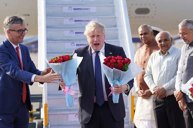 当地时间2022年4月21日，印度艾哈迈达巴德，英国首相约翰逊抵达艾哈迈达巴德国际机场。图自视觉中国（下同） 