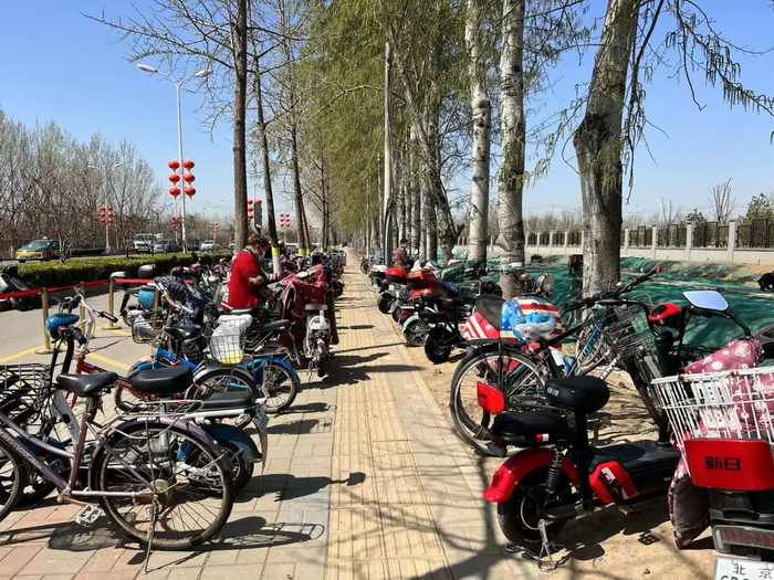 医院门口停有大量非机动车/记者拍摄