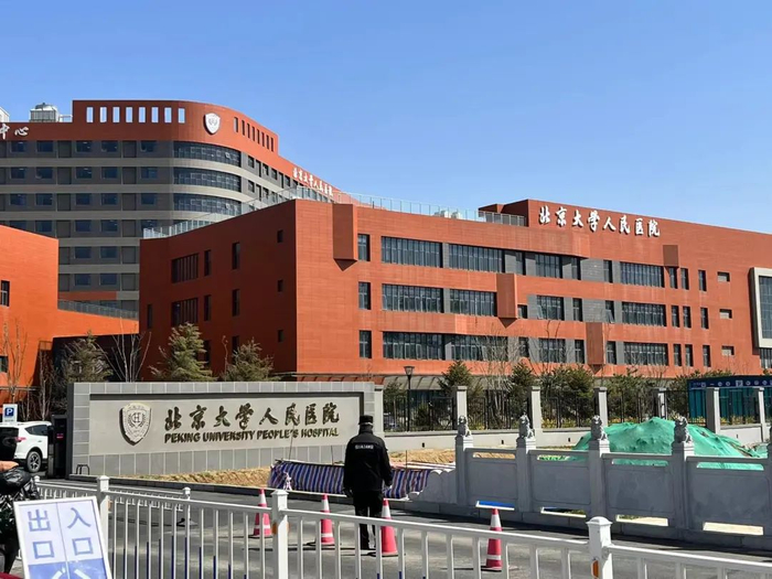 北京大学人民医院通州院区南门/记者拍摄