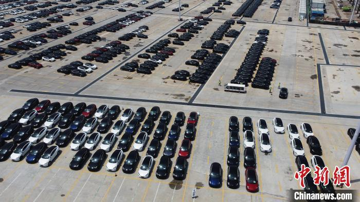 4月21日，刚下生产线的国产特斯拉正一辆辆有序停在工厂内。　殷立勤 摄