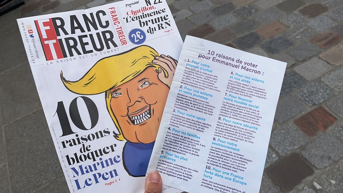 　　左侧法国周刊《自由射手》，标题为“10个抵制马琳娜·勒庞的原因”，右侧为马克龙的竞选传单，标题为“10个投票给艾玛纽尔·马克龙的理由”。 作者供图