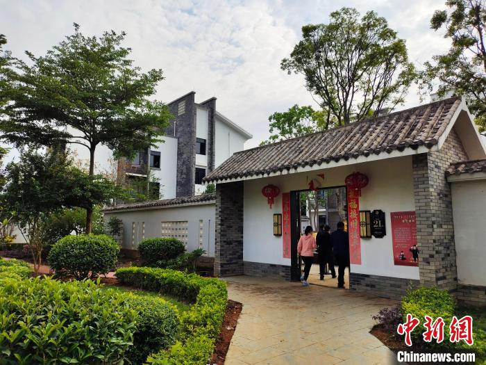 图为游客参观位于广西崇左市扶绥县的中国·乐养城。　黄艳梅 摄