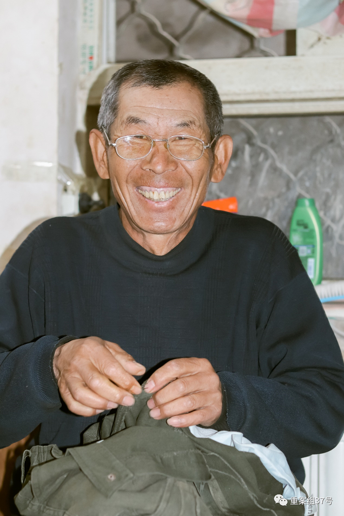 ▲4月12日，姜兴申在出租房内缝补衣物。  新京报实习生 汤赛坤 摄