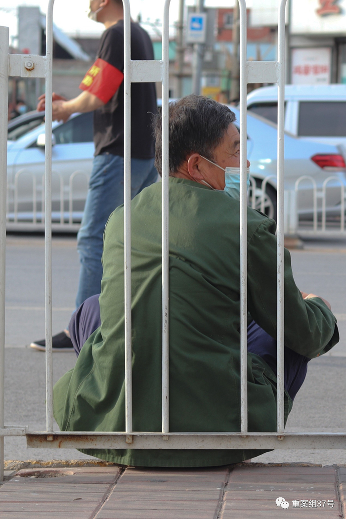 ▲4月12日傍晚，杨朝山来到马驹桥商业街，希望能找到一份晚班的工作。  新京报实习生 汤赛坤 摄