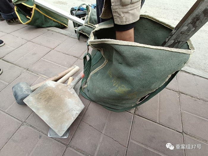 ▲一位“大工”正在清点自己的工具。  新京报记者 吴采倩 摄