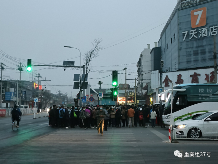 ▲4月11日凌晨5点的马驹桥商业街，找工作的农民工聚集在十字路口。  新京报记者 吴采倩 摄