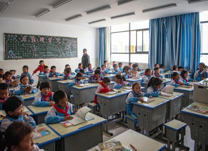 　　在森布日幸福家园九年一贯制学校的教室里，学生们在上自习（资料图）。新华社记者孙非摄