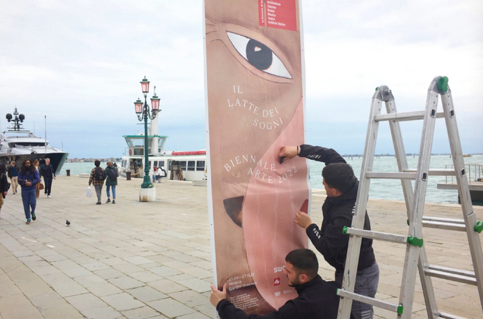 工作人员在威尼斯双年展主要展示地附近布置标识。
