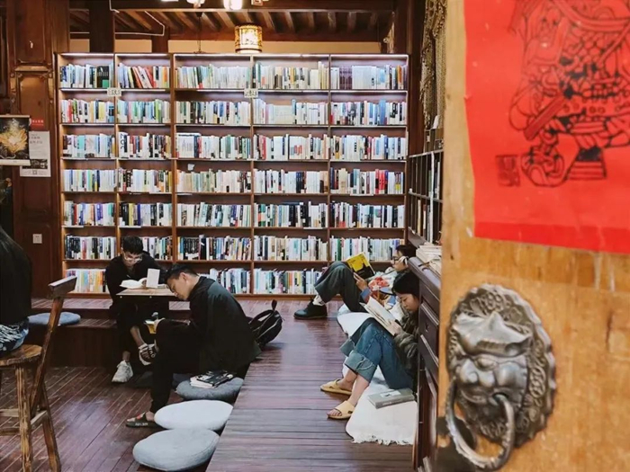 读者在图书馆阅读。（受访者供图）