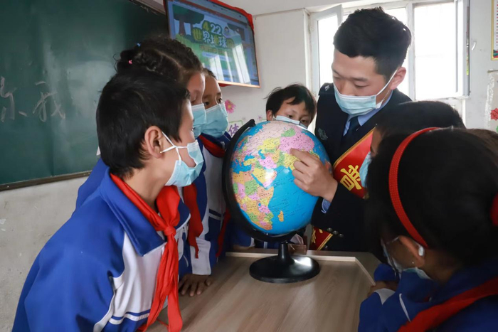 阿克苏边境管理支队塔格拉克边境派出所民警为同学们普及珍爱地球知识。王举南 摄