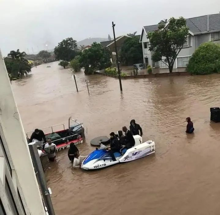 2022年4月，南非洪灾后，救援人员正在进行搜救工作。受访者供图