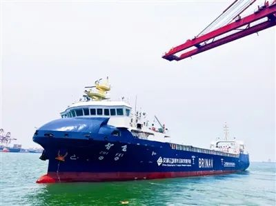 4月22日，“智飞”号在山东港口青岛港投入运营。周晓峰 摄