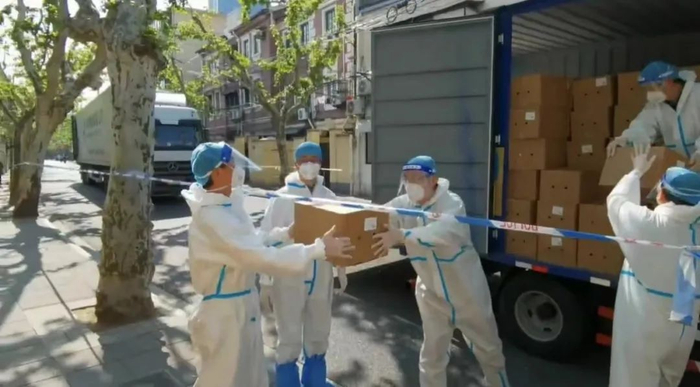 在徐汇区湖南路街道参与保供工作