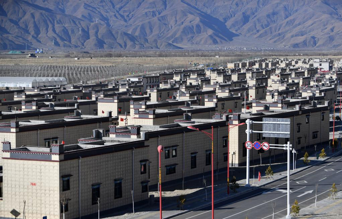 　　这是位于雅鲁藏布江中游北岸的西藏山南市贡嘎县森布日村（资料图）。新华社记者觉果摄