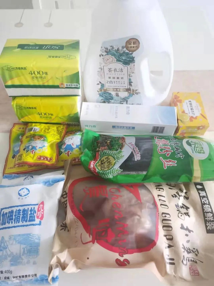 胡康凝收到的“大礼包”物资。受访者供图。