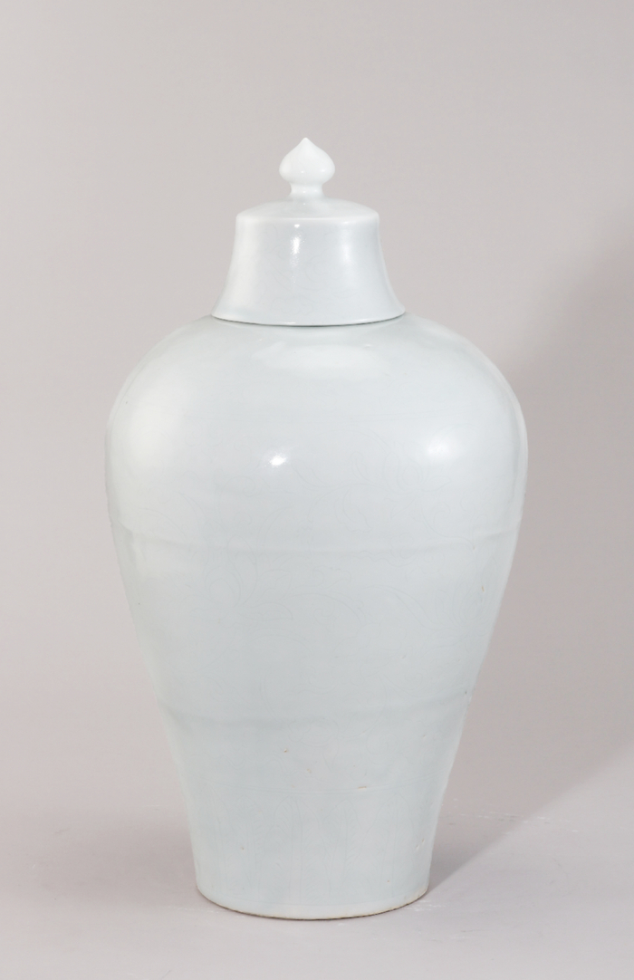 明永乐 白釉暗刻缠枝莲纹带盖梅瓶