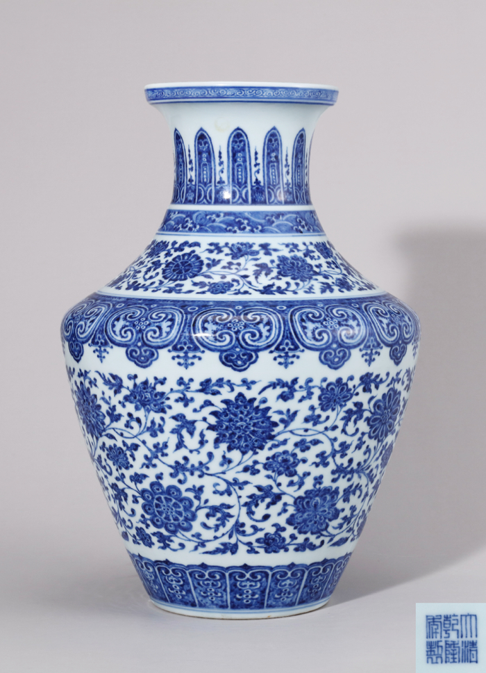 清乾隆 仿宣窑青花花卉纹罍式尊 “大清乾隆年制”款