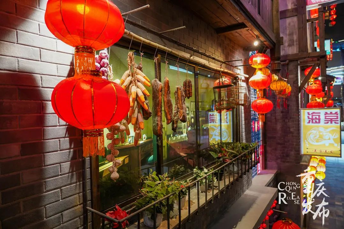 复原中庭带有浓浓的“重庆味”，选取重庆地区特有的穿斗结构吊脚楼为建筑形式。吴汪洋 摄