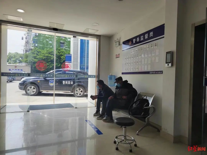 ▲死者父亲和哥哥向警方报案要求追责电瓶生产厂家