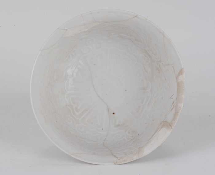 元 卵白釉印龙纹靶杯 1988年御窑珠山北侧风景路出土 景德镇御窑博物馆藏