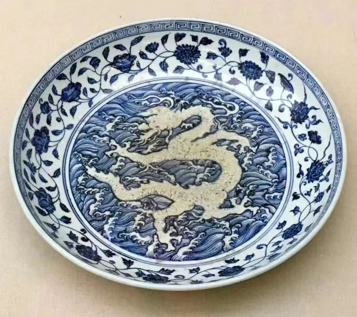 明永乐  青花留白龙纹盘 伊朗阿尔达比勒省谢赫萨菲阿德丁墓 伊朗国家博物馆藏