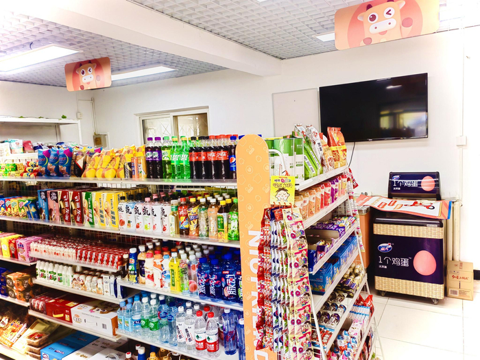 门头沟水峪嘴村的这家小店，改造后琳琅满目的商品，应有尽有。北京市商务局供图