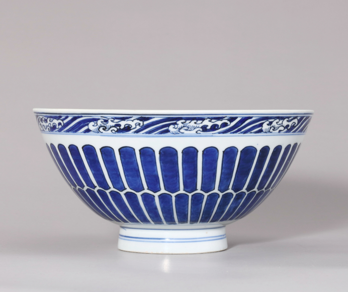  明万历 仿宣窑青花外莲瓣纹内缠枝花卉纹碗 “大明万历年制”款