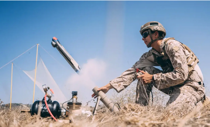 “弹簧刀”巡飞弹发射瞬间。