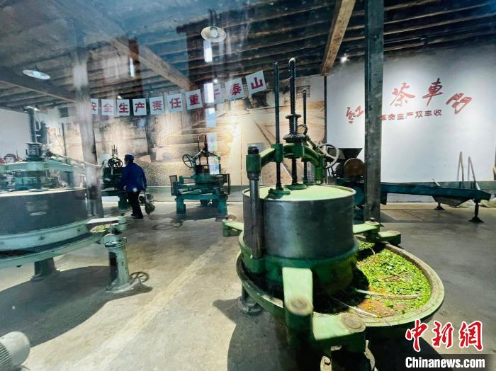 图为凤庆一家茶厂的生产车间。　缪超 摄
