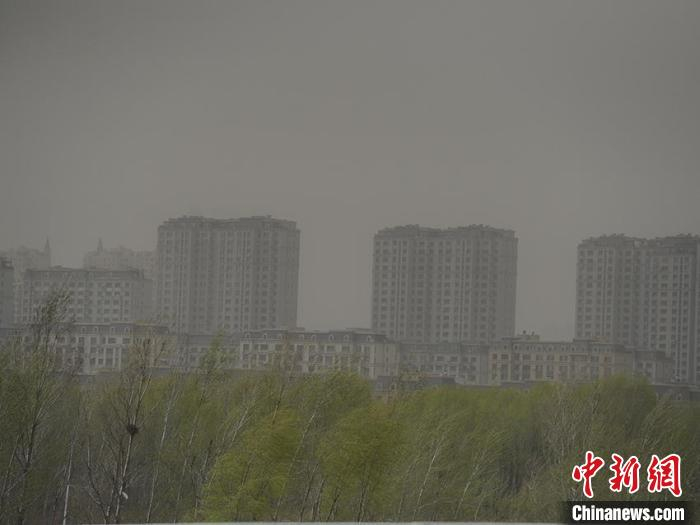 长春市遭遇沙尘天气。刘栋摄