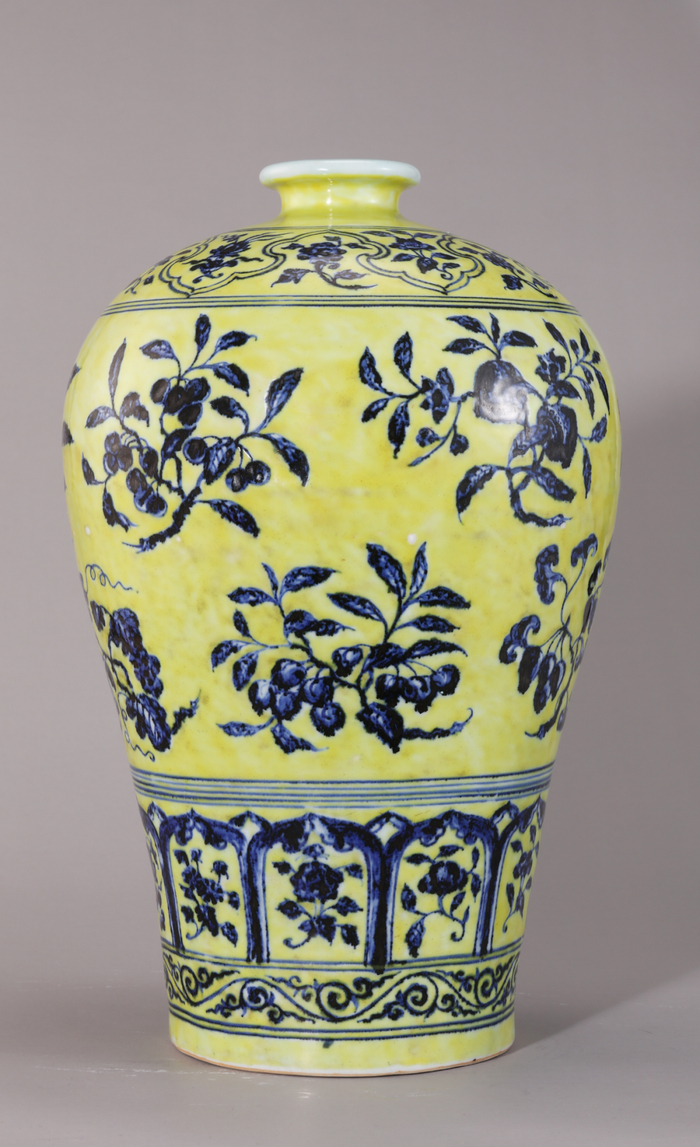 明永乐 青花如意垂肩折枝花果纹梅瓶（黄釉为清代后施）