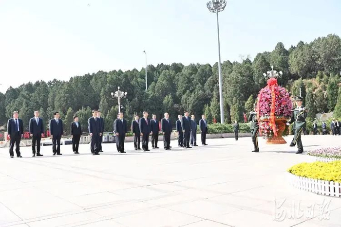 倪岳峰、王正谱等省领导来到西柏坡纪念馆广场，向五大书记塑像敬献花篮。 河北日报客户端 图