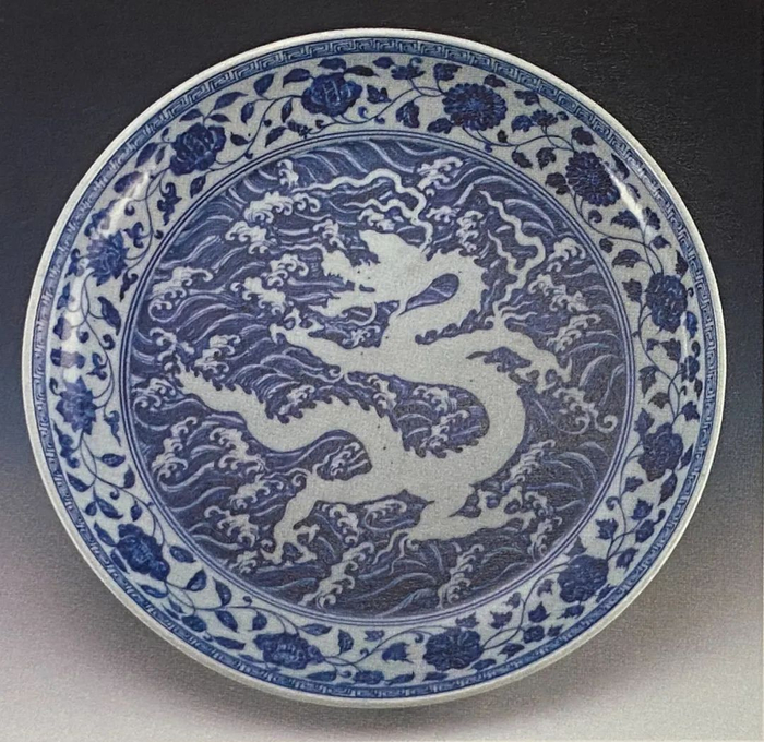 明宣德 青花留白暗刻龙纹海浪大盘 上海博物馆藏
