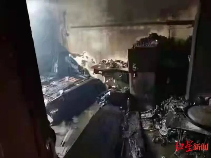 ▲火灾现场。锂电瓶没有充电情况下自燃引发火灾