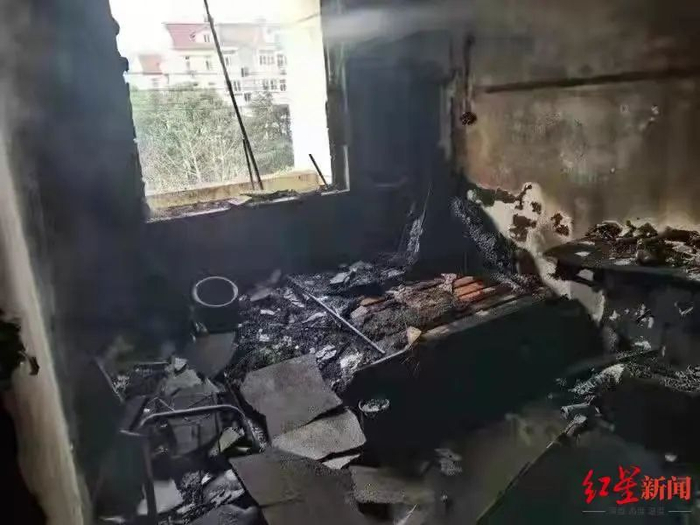 ▲火灾现场。锂电瓶没有充电情况下自燃引发火灾