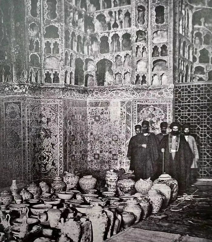 阿德比尔清真寺瓷屋内教士与仆人们和放在地上的瓷器合影 波士顿公共图书馆藏