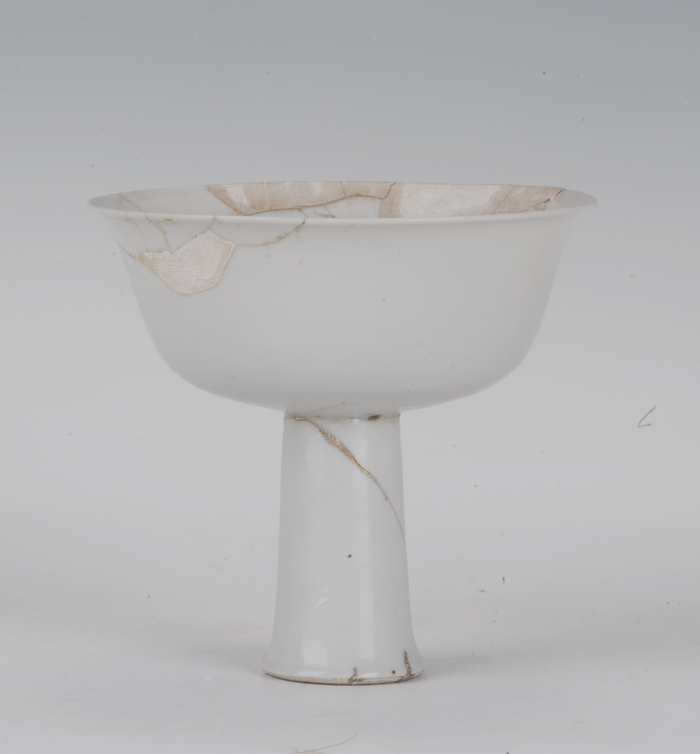 元 卵白釉印龙纹靶杯 1988年御窑珠山北侧风景路出土 景德镇御窑博物馆藏