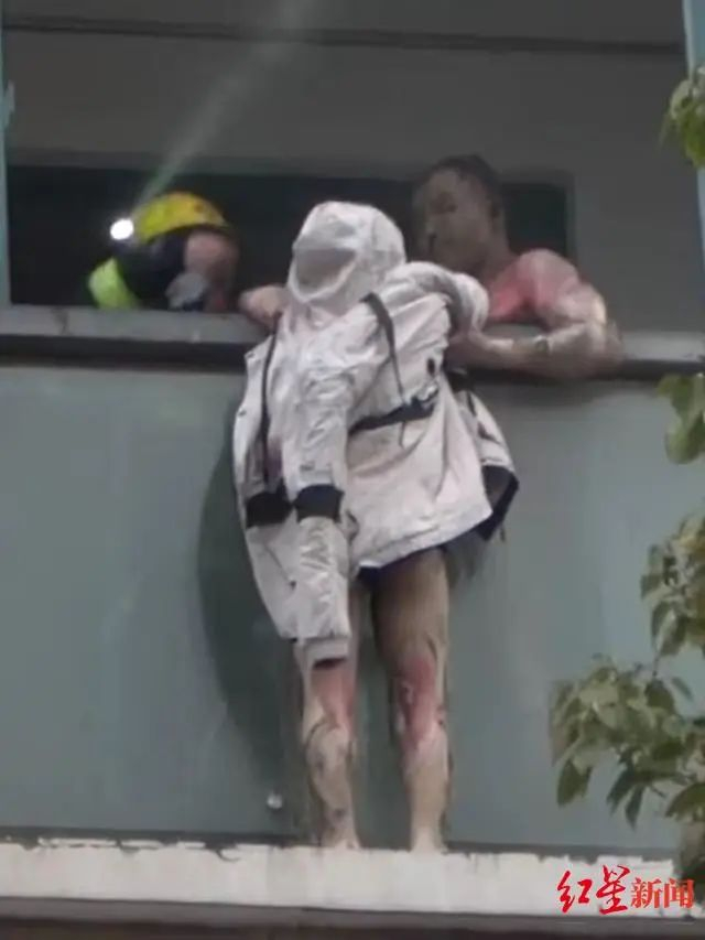 ▲男子火灾中阳台舍身救妻，消防前去救援时的视频截图