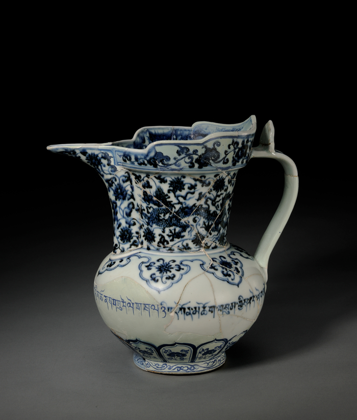 明宣德 青花穿花龙纹僧帽壶 1983年御窑珠山出土 景德镇御窑博物馆藏