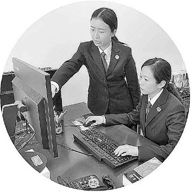 　　图②:海淀区检察院办理同仁堂知识产权保护案件的办案团队在交流案情。 