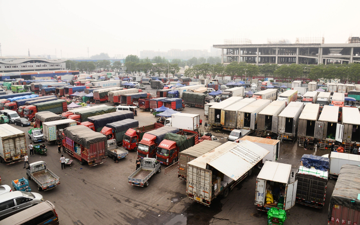 新发地市场里运送蔬菜的大车。受访者供图