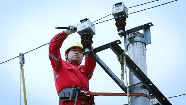 安装一体式防雷绝缘子｜周金邢 摄