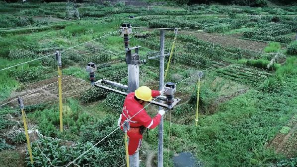 将雷神之锤安装在雷害事故多发地段｜黄建杨 摄