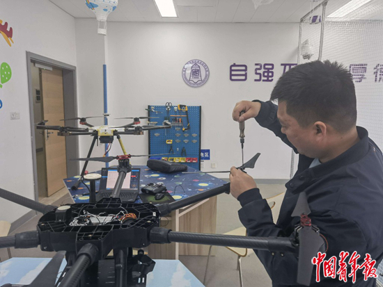     工作中的吴涛正在装卸无人机桨叶。王海涵/摄