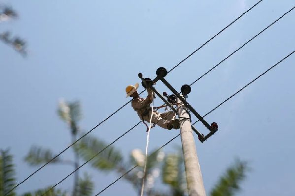 山区的10千伏线路容易遭受雷害｜王列刚 摄