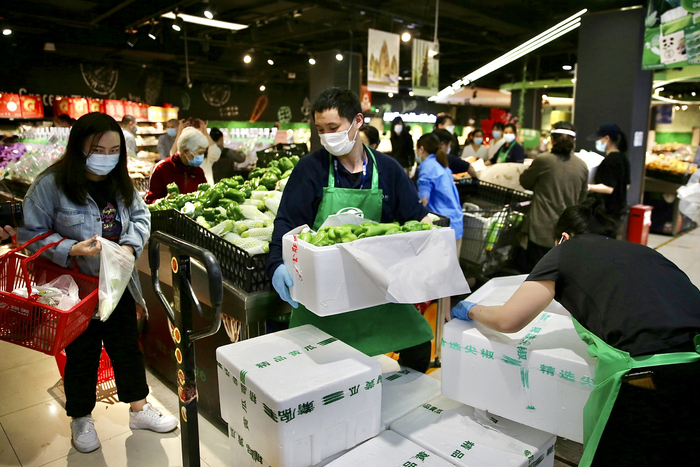 物美超市（双井店），工作人员为果蔬区补货。新京报记者 郑新洽 摄