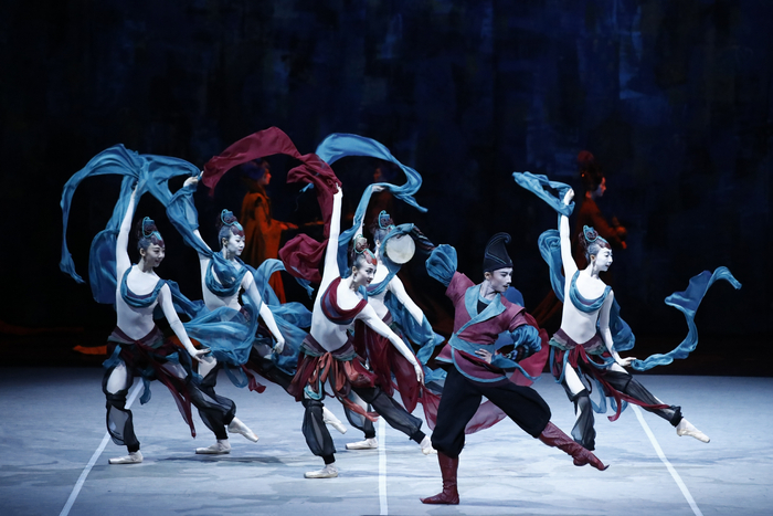 芭蕾舞剧《敦煌》用独具特色的艺术手法“复活”了灿烂辉煌的敦煌壁画。  国家大剧院供图