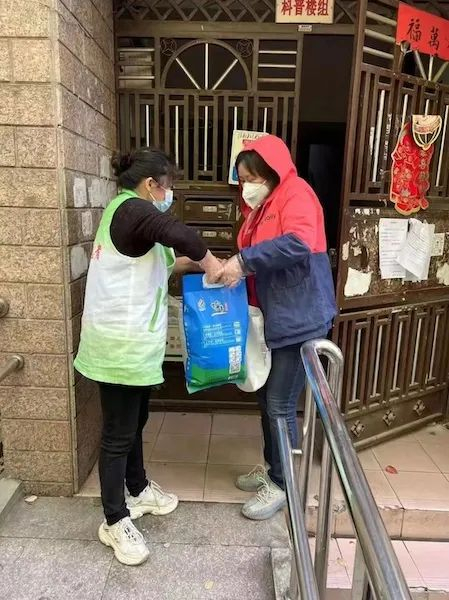 “光明直通车”为高龄老人家庭送上米油套餐。光明供图