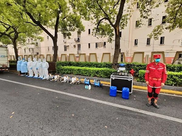 山东济南应急救援队驰援长宁区仙霞新村街道消杀工作。街道供图